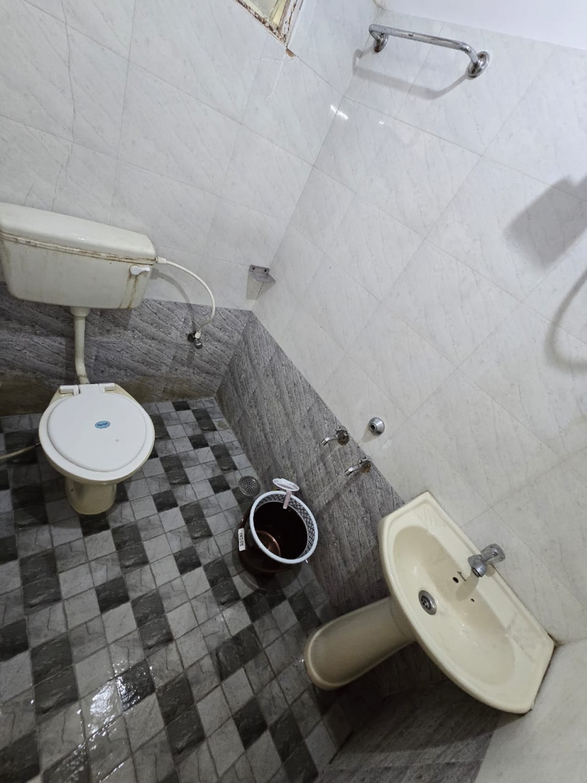 Game zone with pool table at Amber House