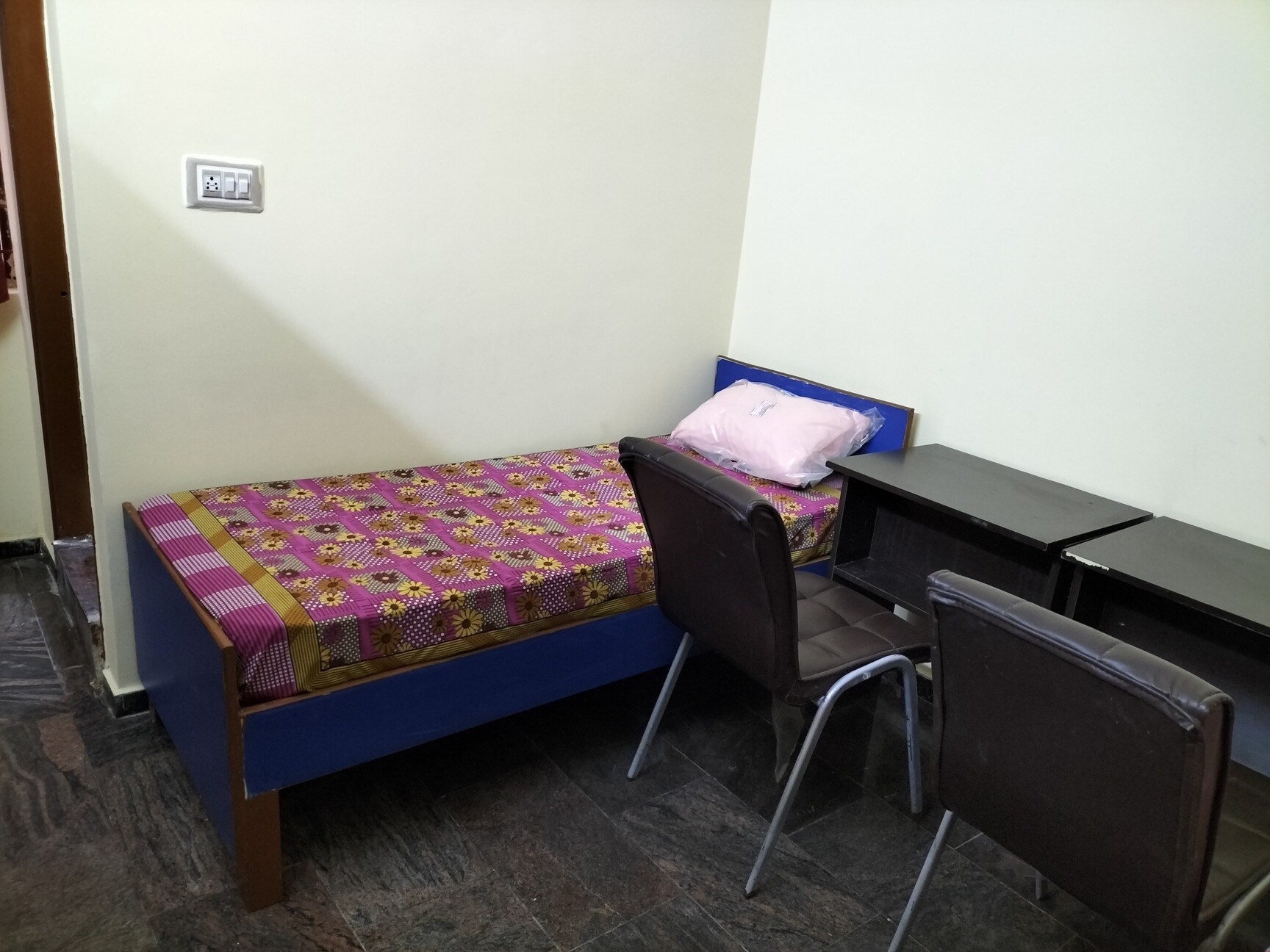 Dining area with freshly cooked meals at Sri Comfort PG