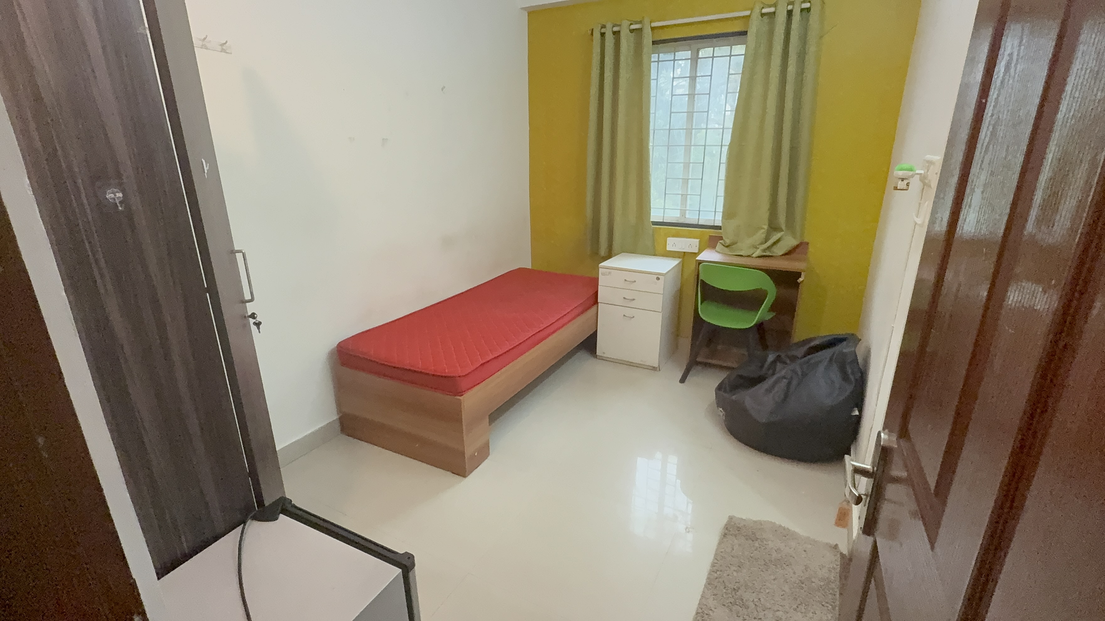 Fully furnished girls’ PG room at Rosé House near Christ University